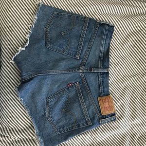LEVI 501 CUT OFF SHORTS